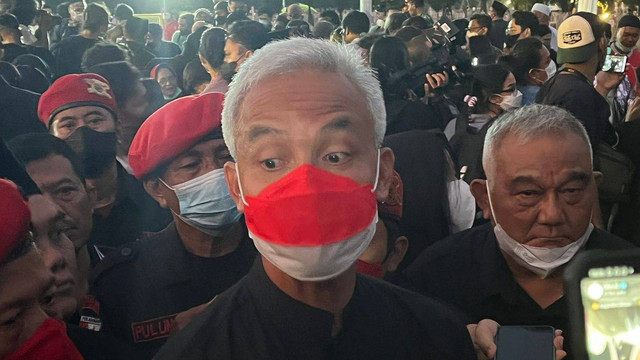 Gubernur Jawa Tengah Ganjar Pranowo saat menghadiri prosesi pemakaman Tjahjo Kumolo di Taman Makam Pahlawan Kalibata, Jakarta Selatan, Jumat (1/7). Foto: Haya Syahira/kumparan