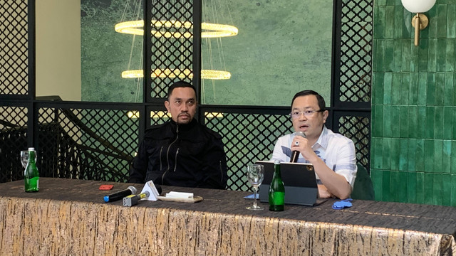 Ahmad Sahroni dan Kuasa Hukumnya, Arman Hanis di Pave Bistro, Jakarta Selatan, Jumat (1/7). Foto: Nugroho GN/kumparan