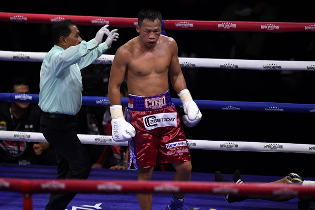 Wasit menghentikan pertarungan usai petinju Indonesia Daud Yordan (kanan) menjatuhkan petinju Thailand Panya Uthok pada pertarungan WBC Asian Boxing Council Silver kelas ringan super di Balai Sarbini, Jakarta, Jumat (1/7/2022). Foto: Hafidz Mubarak A/ANTARA FOTO