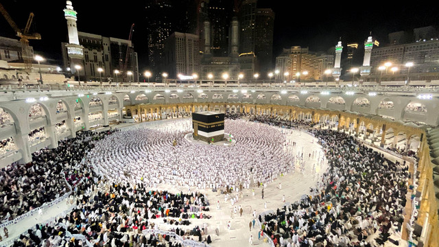 Jemaah haji mengelilingi Ka'bah dan berdoa di Masjidil Haram, di kota suci Makkah, Arab Saudi, Jumat (1/7/2022). Foto: Mohammed Salem/REUTERS