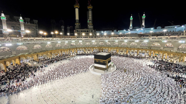 Jemaah haji mengelilingi Ka'bah dan berdoa di Masjidil Haram, di kota suci Makkah, Arab Saudi, Jumat (1/7/2022). Foto: Mohammed Salem/REUTERS