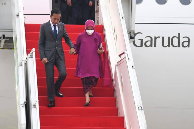 Presiden Joko Widodo dan Ibu Iriana Joko Widodo beserta rombongan tiba di Indonesia pada Sabtu, 2 Juli 2022, usai melakukan kunjungan kerja ke Jerman, Ukraina, Rusia, dan Persatuan Emirat Arab (PEA) selama sepekan. Foto: Dok. Lukas - Biro Pers Sekretariat Presiden