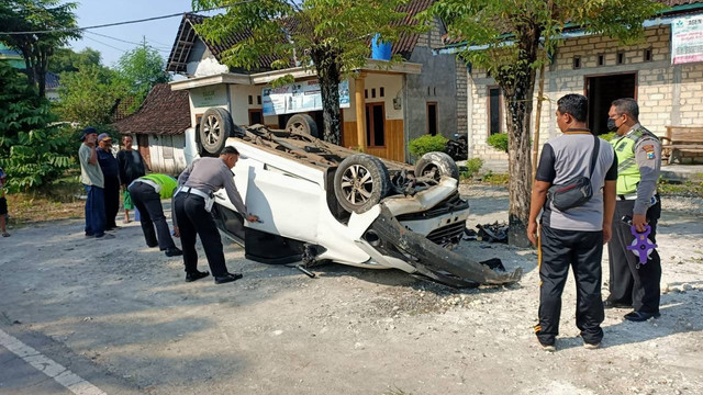 Petugas saat lakukan olah TKP kecelakaan lalu lintas di jalan raya turut Desa Pandanagung, Kecamatan Soko, Kabupaten Tuban. Jumat (01/07/2022). (foto: dok istimewa)