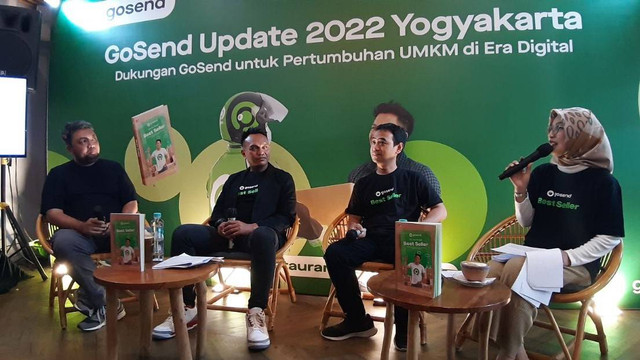 (dari kiri ke kanan)Konsultan Bisnis Funtastic Consulting dan penulis buku Elex Media Komputindo, Arief Ardinugroho; VP Strategic Regional Gojek Central & West Java, Anandita Danaatmadja; dan Distric Head Gojek Yogyakarta, M. Farid Isnawan, saat luncurkan buku dan Gosend Same Day di Yogyakarta. Foto: Len/Tugu Jogja