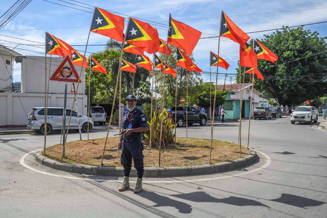 Petugas Polisi Nasional Timor Leste berjaga di Kawasan Gereja Katredal, Dili, Timor Leste, (18/5/2022). Foto: Galih Pradipta/Antara Foto