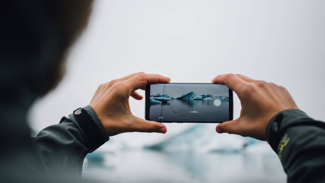 Ilustrasi memotret dengan kamera smartphone. Foto: BublikHaus/Shutterstock