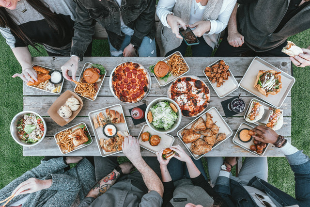 Ilustrasi hadits adab makan dan minum, sumber foto: (Spencer Davis) by Unsplash.com