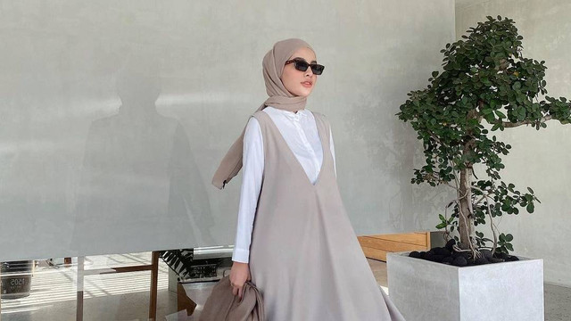 Ilustrasi mix and match dress tanpa lengan. Foto: Instagram.com/emyaghnia