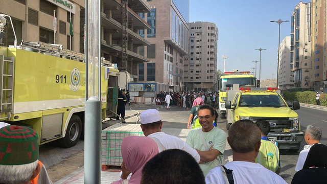 Situasi di Hotel 509 saat jemaah dievakuasi dan ambulans juga polisi bersiaga di depan hotel. Foto: Dok. Irfan Amali