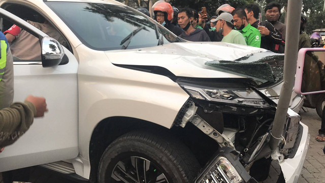 Mobil Pajero Putih menabrak warga hingga sejumlah kendaraan di Tzu Chi Hospital Kawasan Pantai Indah Kapuk, Sabtu (2/6) sore. Foto: Hedi/kumparan