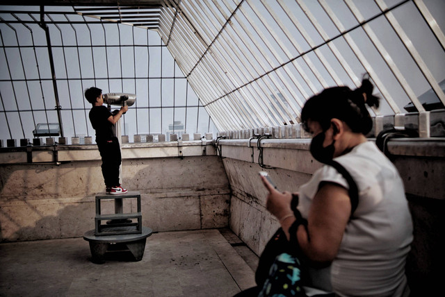 Pengunjung melihat pemandangan kota Jakarta menggunakan teropong di atas Tugu Monumen Nasional (Monas), Jakarta Pusat, Sabtu (2/7/2022). Foto: Jamal Ramadhan/kumparan