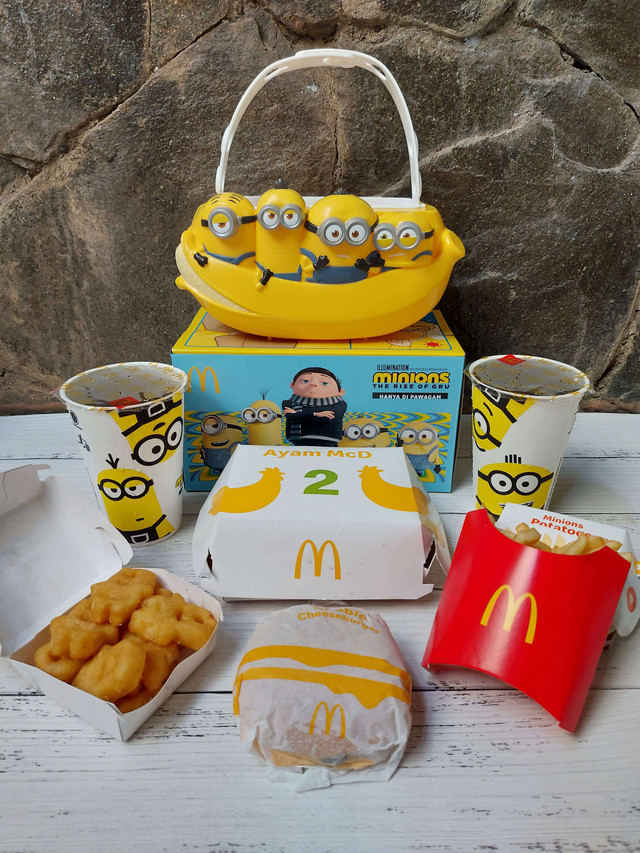 McDonald's Minions Tray dan paket makan baru. Foto: Azalia Amadea/kumparan