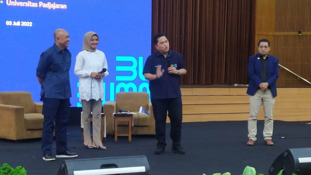 Menteri Koperasi dan UKM Teten Masduki dan Menteri BUMN Erick Thohir ketika menghadiri kegiatan IKA Unpad di Gedung Graha Sanusi Hardjadinata, Kota Bandung pada Minggu (3/7). Foto: Rachmadi Rasyad/kumparan