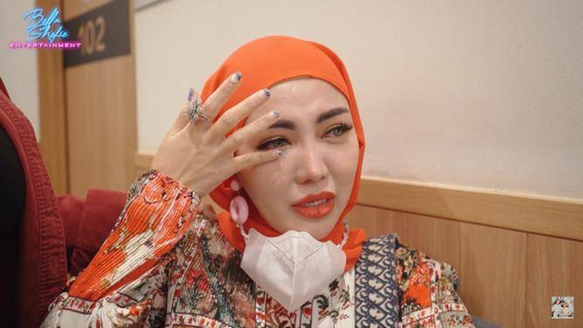 Bella Shofie menangis saat umumkan hamil anak kedua.  Foto: Youtube/Bella Shofie Entertainment