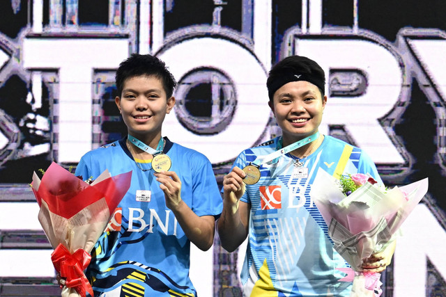 Ganda putri Indonesia Apriyani Rahayu/Siti Fadia Silva Ramadhanti menjadi juara usai mengalahkan wakil China pada ajang Malaysia Open 2022 di Kuala Lumpur, Malaysia, Minggu (3/7).  Foto: Mohd RASFAN / AFP