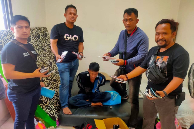 Polsek Cengkareng tangkap pelaku pencurian rumah kosong di Duri Kosambi, Jakarta Barat pada Sabtu (2/7/2022). Foto: Dok. Istimewa