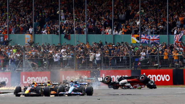 Pebalap Alfa Romeo Guanyu Zhou terjatuh di awal balapan F1 Grand Prix Inggris di Sirkuit Silverstone, Silverstone, Inggris. Foto: Andrew Boyers/REUTERS