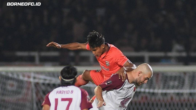 Borneo FC melawan PSM Makassar dalam laga babak 8 besar Piala Presiden 2022 di Stadion Segiri, Samarinda, pada Minggu (3/7). Foto: Instagram/@borneofc.id