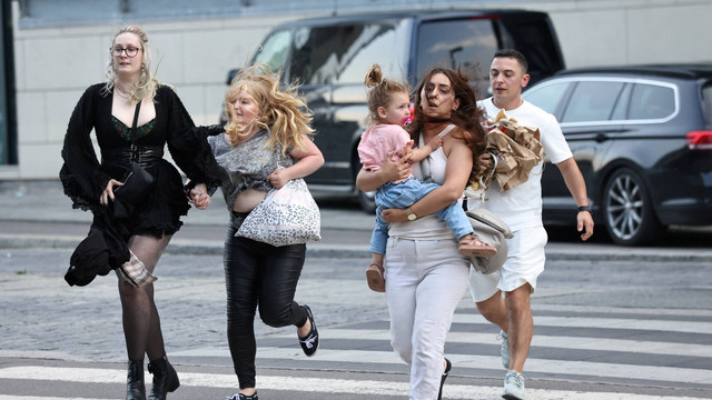 Orang-orang berlarian di luar pusat perbelanjaan Fields, setelah insiden penembakan di lokasi tersebut, di Kopenhagen, Denmark, Minggu (3/7/2022). Foto: Ritzau Scanpix/Olafur Steinar Gestsson via REUTERS