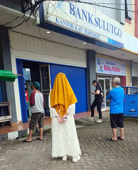Warga antri di salah satu ATM BSG yang ada di Kota Manado.