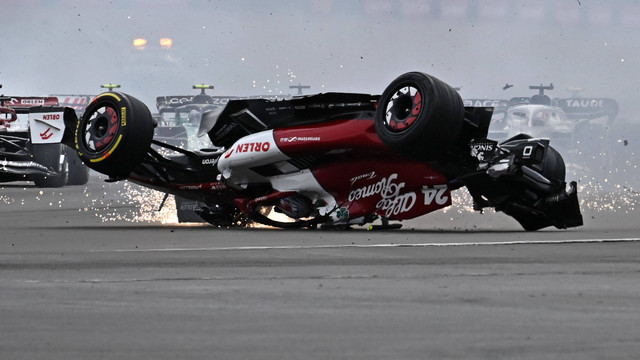 Pebalap Zhou Guanyu mengalami kecelakaan dalam ajang Formula Satu di sirkuit Silverstone, Inggris, Minggu (3/7/2022). Foto: Ben STANSALL/AFP