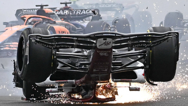 Pebalap Zhou Guanyu mengalami kecelakaan dalam ajang Formula Satu di sirkuit Silverstone, Inggris, Minggu (3/7/2022). Foto: Ben STANSALL/AFP