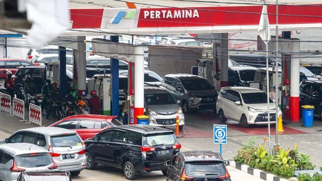 Sejumlah kendaraan roda empat antre mengisi bahan bakar di SPBU Pertamina di kawasan Bekasi, Jawa Barat pada Kamis (30/6/2022). Foto: Iqbal Firdaus/kumparan