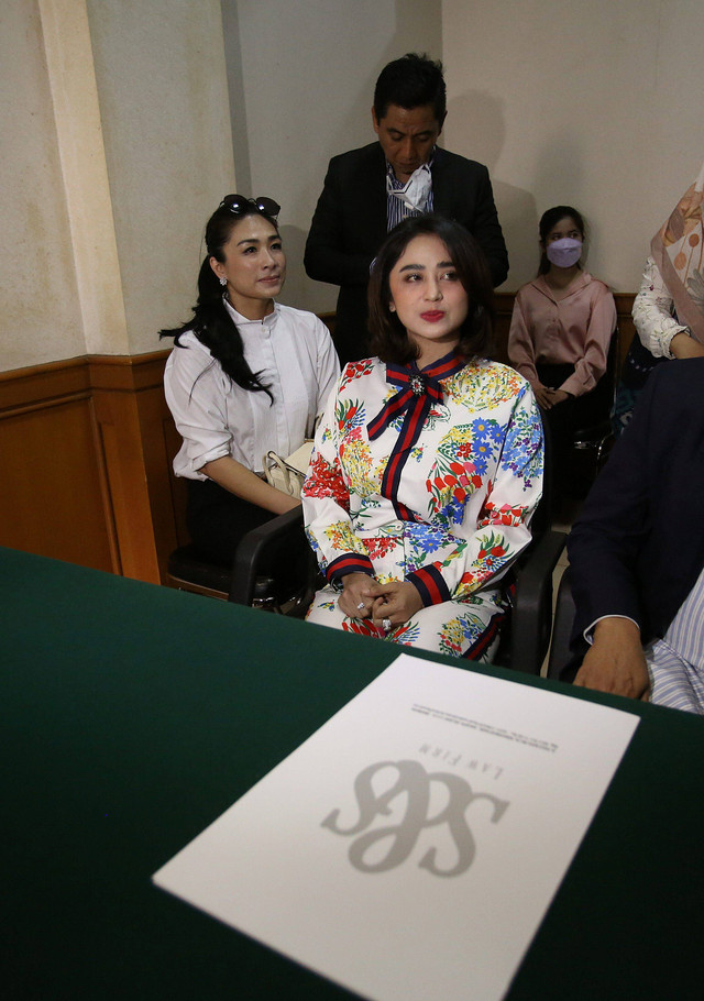 Penyanyi dangdut Dewi Perssik saat menghadiri sidang perceraian di Pengadilan Agama Jakarta Selatan, Jakarta, Senin, (4/7/2022). Foto: Agus Apriyanto