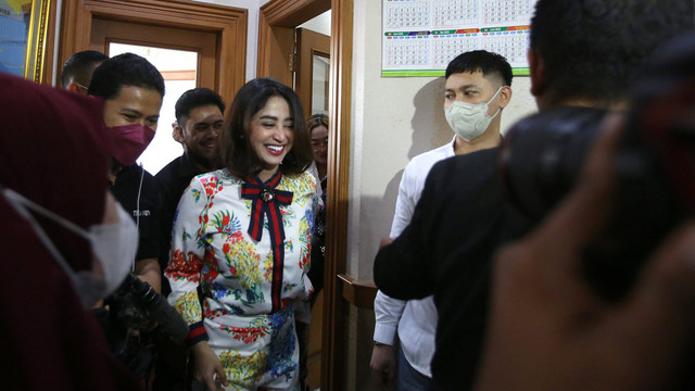 Penyanyi dangdut Dewi Perssik dan suaminya Angga Wijaya saat menghadiri sidang perceraian di Pengadilan Agama Jakarta Selatan, Jakarta, Senin, (4/7/2022). Foto: Agus Apriyanto