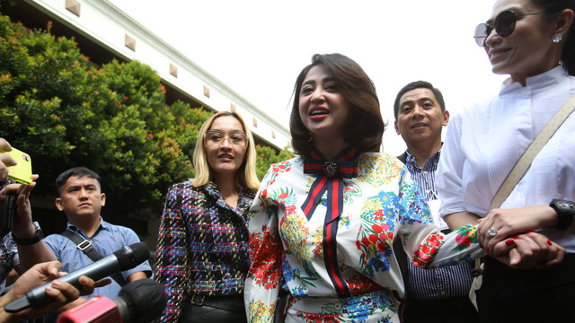 Penyanyi dangdut Dewi Perssik saat menghadiri sidang perceraian di Pengadilan Agama Jakarta Selatan, Jakarta, Senin, (4/7/2022). Foto: Agus Apriyanto
