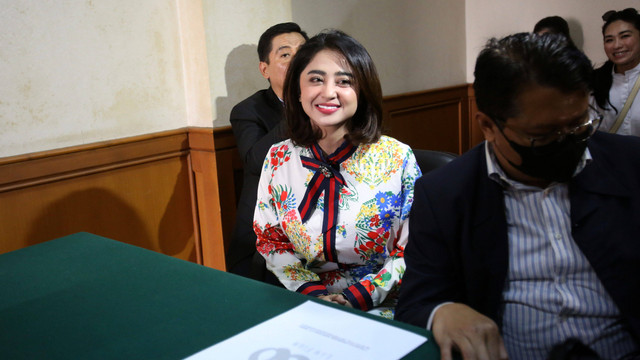 Penyanyi dangdut Dewi Perssik saat menghadiri sidang perceraian di Pengadilan Agama Jakarta Selatan, Jakarta, Senin, (4/7/2022). Foto: Agus Apriyanto