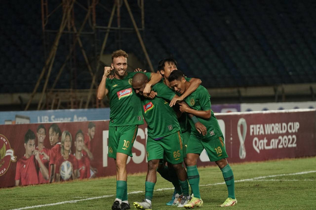 Pemain PSS Sleman, Boaz Solossa, bobol gawang Persib dalam laga 8 besar Piala Presiden 2022 di Stadion si Jalak Harupat, pada Jumat (1/7). Foto: Situs web resmi Pialal Presiden
