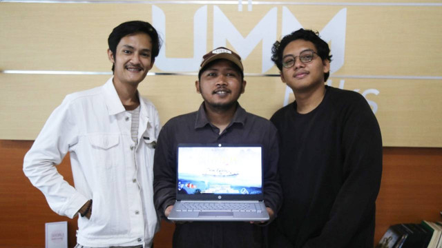 Tiga mahasiswa Universitas Muhammadiyah Malang (UMM) lulus tanpa skripsi berkat film dokumenter. Foto: UMM