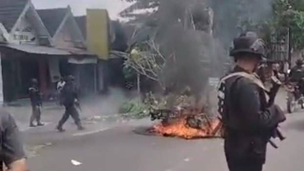 Sebuah benda terbakar di tengah kerusuhan di Babarsari dan Seturan, Sleman, Senin (4/7/2022). FOto: istimewa