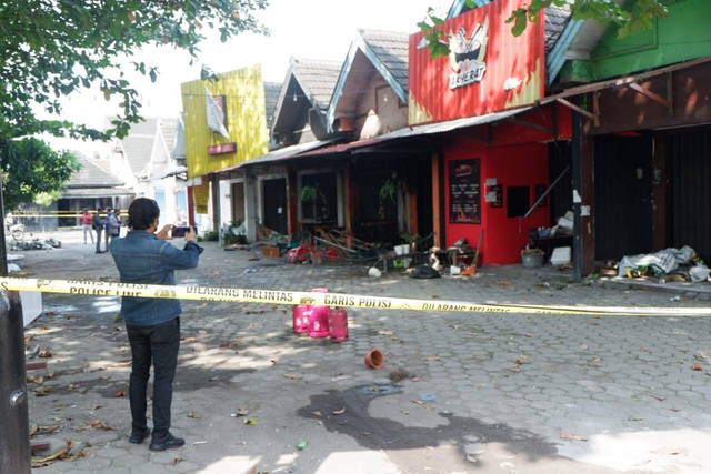 Sejumlah ruko dan sepeda motor di Babarsari, Kecamatan Depok, Kabupaten Sleman dirusak massa, Senin (4/7/2022). Foto: Arfiansyah Panji Purnandaru/kumparan