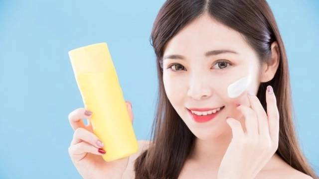 Ilustrasi memakai sunscreen. Foto: Shutterstock