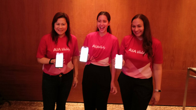 Chief Marketing Officer AIA, Kathryn Monika Parapak (kanan), Laila Munaf (tengah) dan Head of AIA Vitality, Jong Wie Siu (kiri) saat memperkenalkan aplikasi AIA Vitality. Foto: Haikal Pasya/kumparan