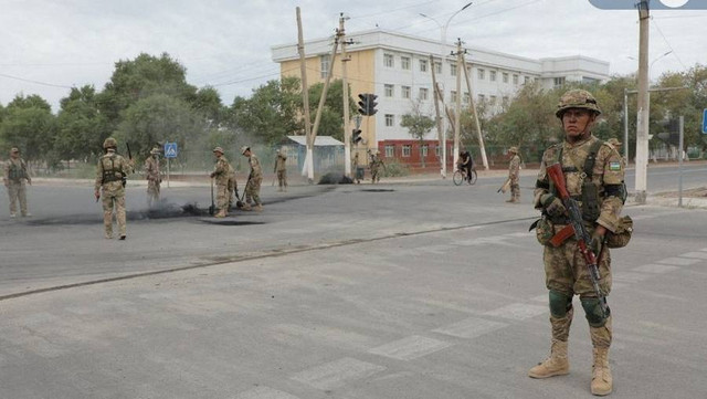 Tentara Uzbekistan terlihat berjaga di Nukus, ibu kota wilayah Karakalpakstan, Uzbekistan, Minggu (3/7/2022). Foto: KUN.UZ/Handout via REUTERS