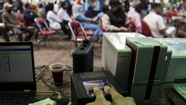 Warga merekam sidik jari untuk perekaman KTP Elektronik saat berlangsung layanan jemput bola penyesuaian dokumen kependudukan terdampak perubahan nama jalan di halaman Masjid Guru Amin, SMK Karya Teladan, Jakarta Selatan, Senin (4/7/2022). Foto: Sigid Kurniawan/ANTARA FOTO
