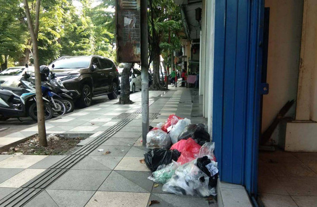 Potret Tumpukan Sampah di Trotoar Jalan Kertajaya Surabaya