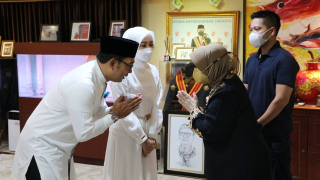 Gubernur Jawa Barat Ridwan Kamil beserta istri, Atalia Praratya Kamil bertakziah di kediaman almarhum Tjahjo Kumolo di Rumah Dinas Menteri Pendayagunaan Aparatur Negara dan Reformasi Birokrasi (MenPAN-RB), Jakarta Selatan, Senin (4/7/2022). Foto: Dok. Pemprov Jabar