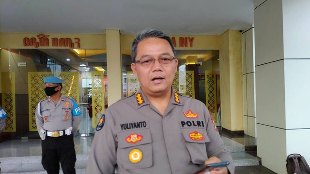 Kabid Humas Polda DIY Kombes Pol Yuliyanto menjelaskan duduk perkara ricuh di Babarsari, Depok, Kabupaten Sleman, Senin (4/7/2022). Foto: Arfiansyah Panji Purnandaru/kumparan