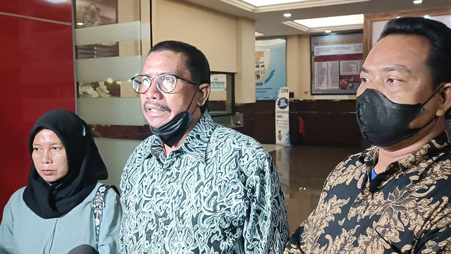 Mantan Sopir Nindy Ayunda, Sulaeman didampingi kuasa hukumnya Fahmi Bachmid, Polres Jakarta Selatan, Senin (4/7). Foto: Giovanni/kumparan