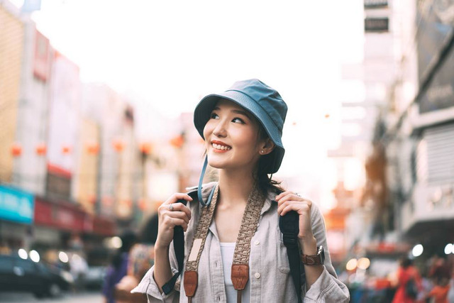 Ilustrasi perempuan muda sedang solo traveling. Foto: Shutterstock