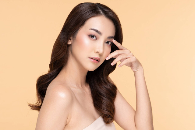 Ilustrasi Makeup untuk Kulit Berminyak. Foto: 220 Selfmade studio/Shutterstock