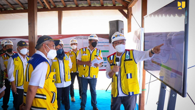 Menteri PUPR Basuki Hadimuljono meninjau pengerjaan tol Semarang-Demak, Senin (4/7/2022). Foto: Kementerian PUPR