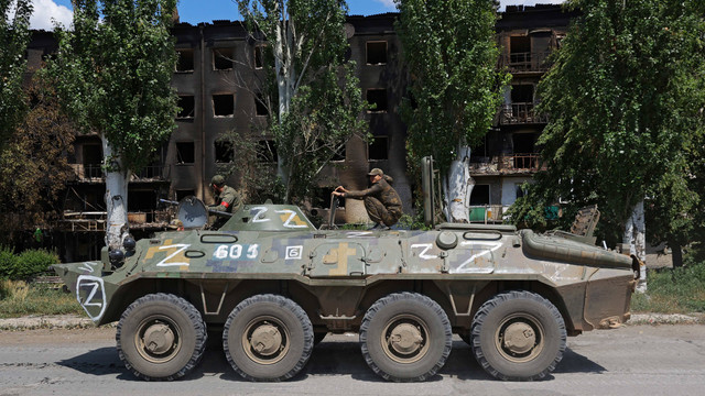 Pasukan tentara pro-Russia mengendarai kendaraan lapis baja di kota Lysychansk, Luhansk, Ukraina, Senin (4/7/2022). Foto: Alexander Ermochenko/REUTERS