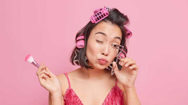 Ilustrasi menjepit bulu mata. Foto: Cast Of Thousands/Shutterstock