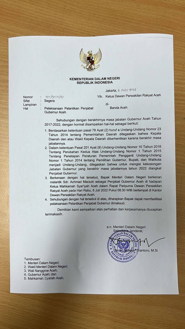 Surat dari Kementerian Dalam Negeri (Kemendagri) yang ditujukan kepada Dewan Perwakilan Rakyat Aceh (DPRA) tentang pelaksanaan pelantikan Pejabat Gubernur Aceh, dijadwalkan Ahmad Marzuki bakal dilantik pada Rabu (6/7) besok. Foto: Dok. Istimewa