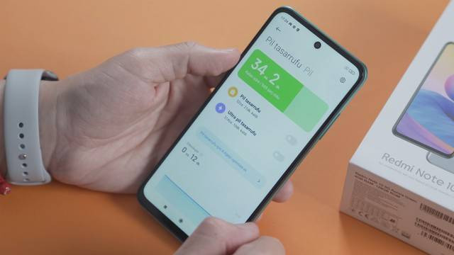 Cara cek kesehatan baterai Xiaomi MIUI 12. Foto: Onur Binay via Unsplash